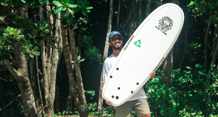 Filipe Toledo lança prancha 100% reciclável